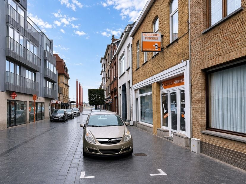 Een goed gelegen investeringspand bestaande uit een handelspand en drie verhuurde appartementen.&amp;nbsp;Dit gebouw geniet van een uitstekende centrale l