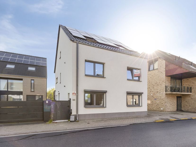 Prix apd. Cette maison prête à emménager, dotée de pas moins de 5 chambres, a été entièrement rénovée (achèvement des travaux en 2025). L'isolation co