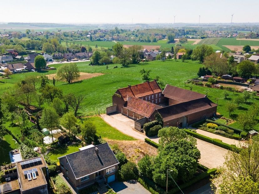 Charmante vierkantshoeve in Bilzen-Hoeselt met veelzijdige mogelijkheden <br />
<br />
Op een ruim en groen gelegen perceel bevindt zich deze karakt