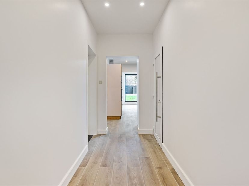 Journée portes ouvertes le samedi 14 mars de 15h30 à 16h30<br />
Maison rénovée avec 3 chambres, 2 salles de bain sur 295m²<br />
Situation :<br />
La