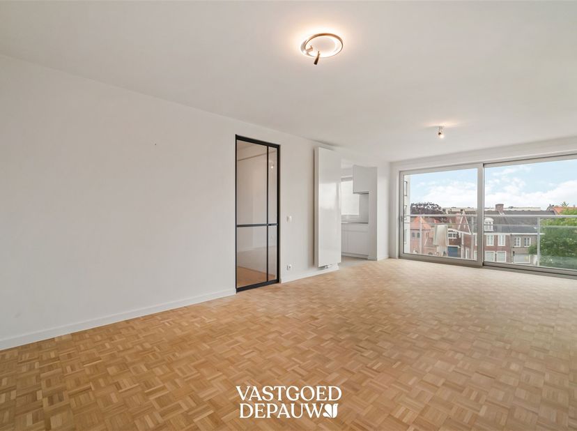 Ruim en zonnig appartement op de derde verdieping van de verzorgde residentie Groenhove. Uitstekend gelegen op korte afstand van het centrum van Brugg