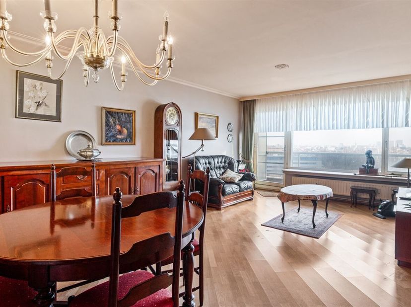 Ligging: Ontdek dit appartement op de Turnhoutsebaan, tegen de grens van Deurne, vlakbij het Rivierenhof. Met invalswegen op een steenworp afstand en