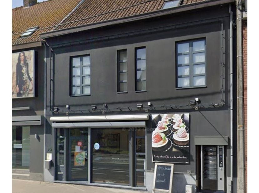 Goed gelegen handelspand met woonst en garage met uitweg te Roeselare-Beitem Goed gelegen handelseigendom met vernieuwde winkel en woning met 3-4 slaa