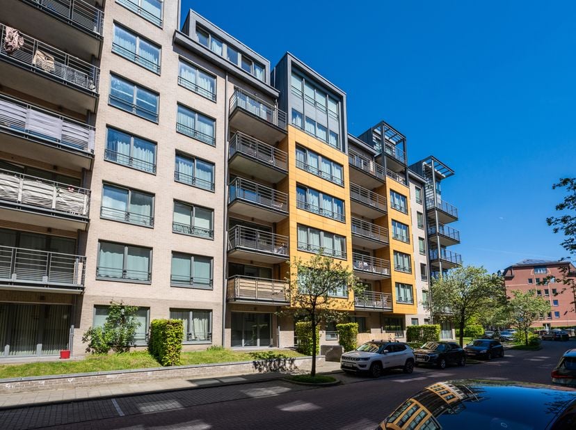 EVERE – Idéalement situé à proximité de l’OTAN et de toutes les facilités, superbe appartement 1 chambre de ± 64 m² habitables avec une belle terrasse