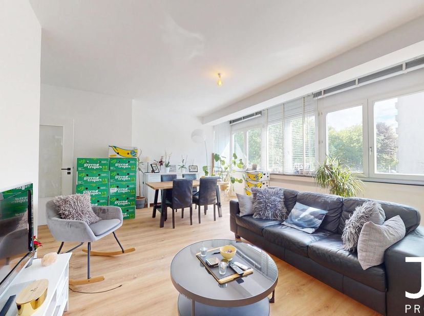Ideaal gelegen in de onmiddellijke nabijheid van talrijke parken, winkels en scholen, biedt J&amp;amp;J Properties u dit charmante appartement aan, gelege