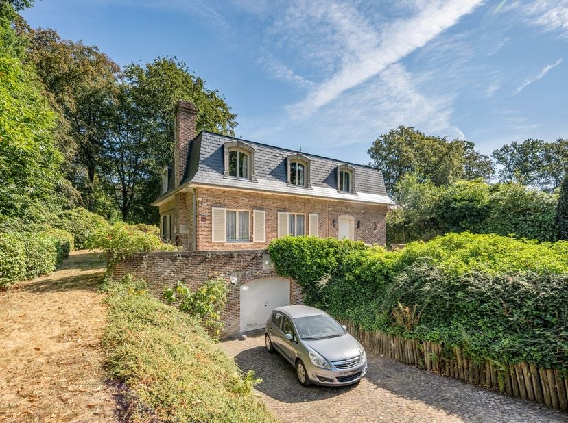 Het geheel bestaat uit twee afzonderlijke percelen: een karaktervolle villa op 13 are 39 ca en een uniek bouwperceel van 20 are 59 ca, met eigen toega