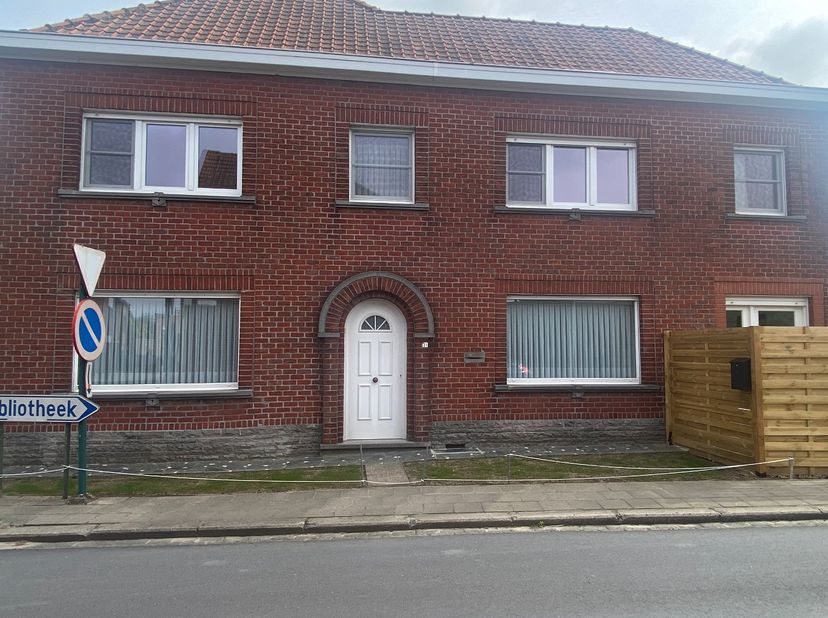 Bent u op zoek naar een ruime en comfortabele woning op een rustige locatie, maar toch dicht bij alle voorzieningen? Deze instapklare gezinswoning bev