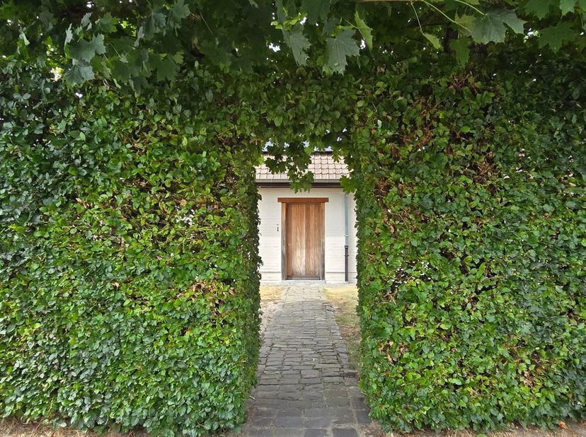 Exclusief wonen in Beveren-Leie: Prachtig gerenoveerde villa op toplocatie<br />
Gelegen in één van de rustige hoekjes van Waregem, vindt u deze char
