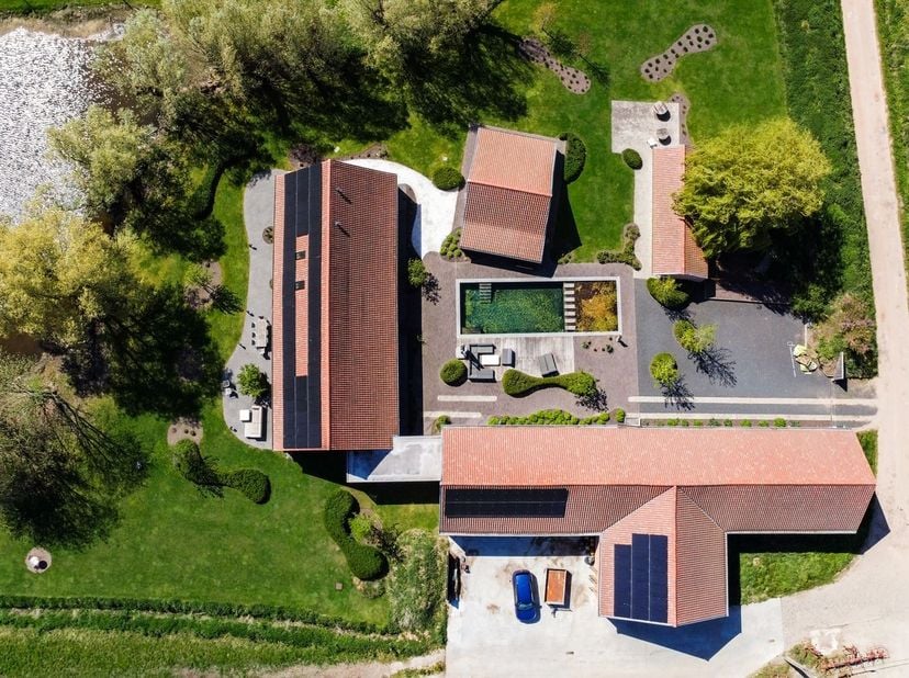 Belle ferme rénovée (±400 m²) avec 4 chambres, entrepôt et dépendance sur un grand terrain d'environ 5.805 m² en zone agricole à Hove offre de nombreu