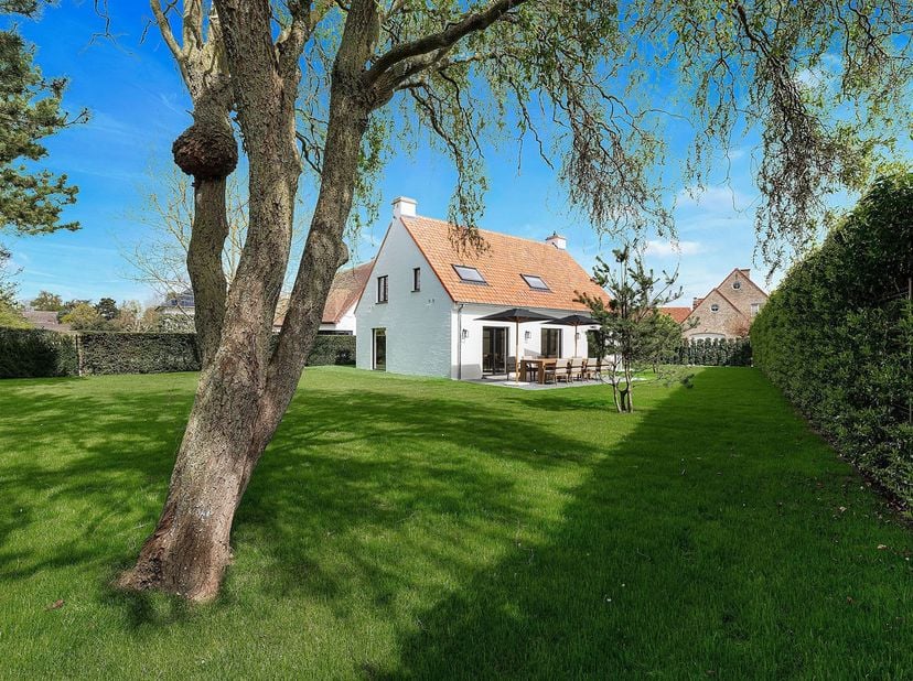 Mooie alleenstaande, instapklare woning op een groot perceel van 966 m², rustig gelegen in een rustige, residentiële omgeving aan de rand van Knokke.