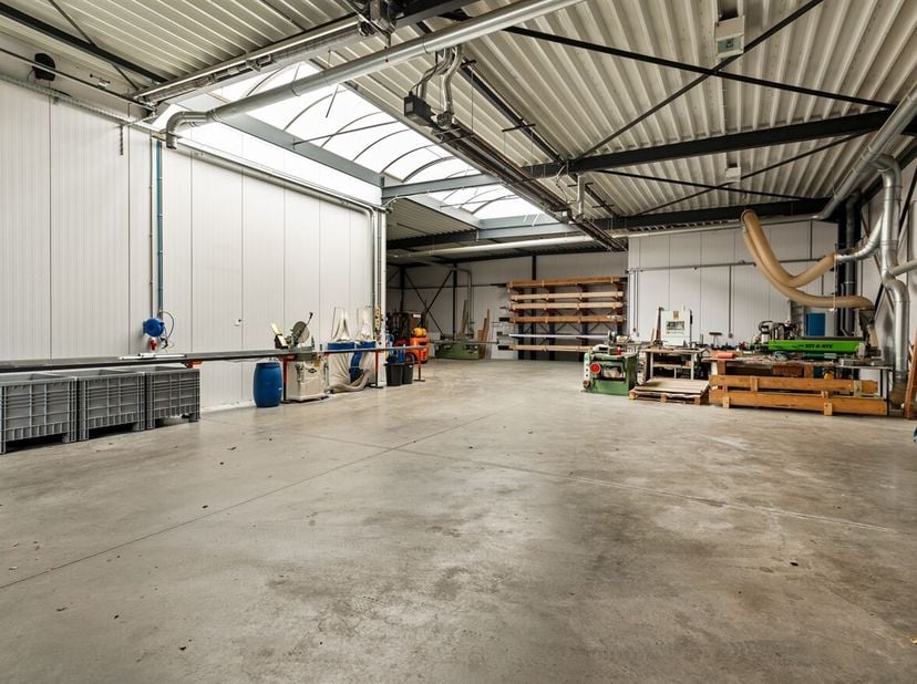 Te koop: veelzijdig eigendom met woonst, handelsruimte en magazijnen op een rustige locatie in Hanegoor te Bouwel.<br />
De woning (momenteel verhuurd