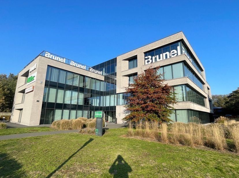 244m² kantoorruimte op 1ste verdieping<br />
Ligging: zichtlocatie langs E19<br />
Specificaties: grote glaspartijen; dubbel glas, verlaagd plafond, i