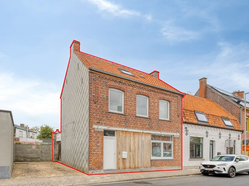 Algemeen bezoekmoment op zaterdag 12/09 om 11h tot 12h. Voorafgaande aanmelding verplicht.<br />
<br />
Deze ruime woning werd in 2023 volledig gestri