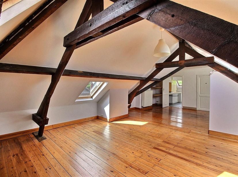 Brussel Centrum – Charmant Appartement<br />
Het appartement bestaat uit een mooie leefruimte met zichtbare houten balken, een aparte keuken, een badk