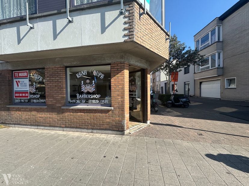 Commercieel gelegen hoekhandelsgelijkvloers - 35 m² bruikbare oppervlakte -&amp;nbsp;vlakbij de Wellington, scholen, CM, hairstudio, belangrijke invalsweg
