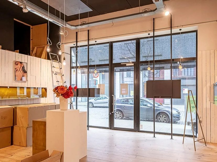 Instapklare winkel van +/- 70m² met een berging van +/-37m² te huur in de Drukkerijstraat.  <br />
Deze is gelegen tussen de Nationalestraat en Steenh