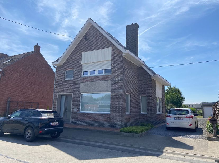 Deze instapklare en uitstekend onderhouden gezinswoning is gelegen in een rustige straat, op wandelafstand van het centrum van Oostrozebeke, scholen,
