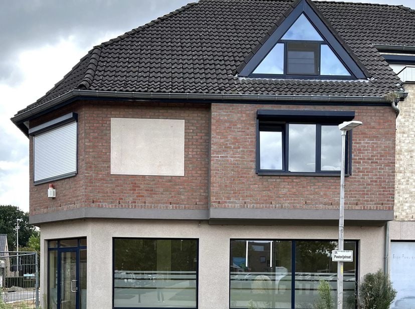 Deze commerciële handelsruimte vinden we terug op de hoek van de Kapelstraat en de Pastorijstraat.<br />
Het pand dateert van 2004 en biedt een royale
