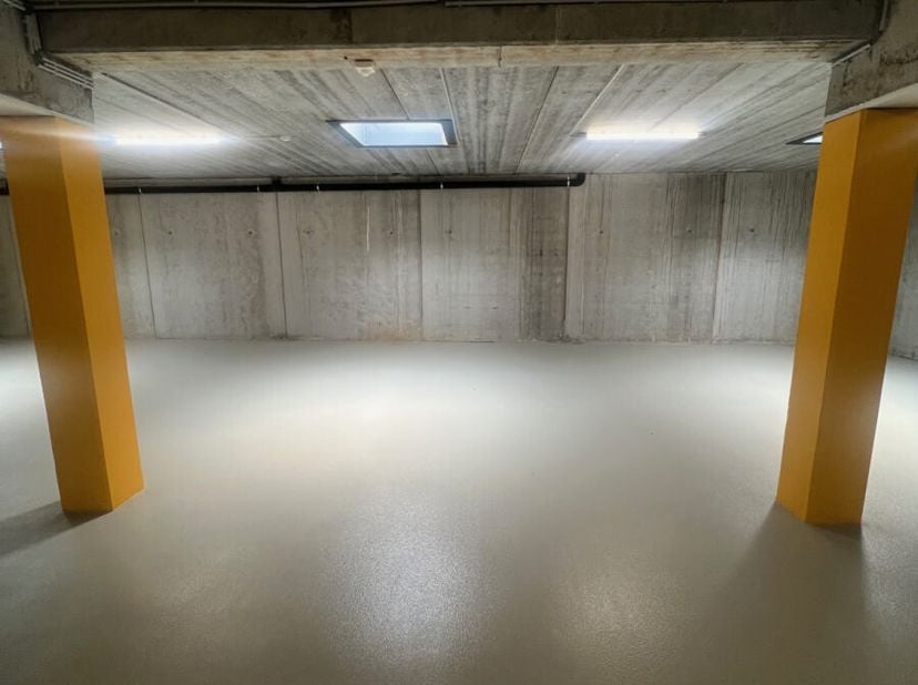 Parkeerplaats te huur, gelegen op niveau -2 van een recent klein gebouw, op onmiddellijke nabijheid van de Wandstraat in Laken. Toegang via een beveil