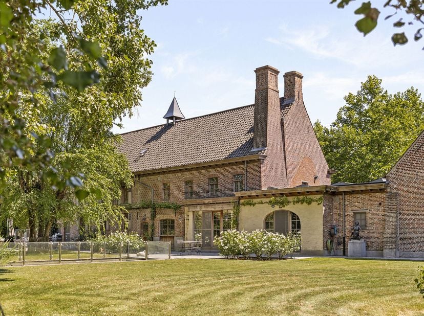 Deze unieke vierkantshoeve op 2,7 hectare bestaat uit een prachtige herenwoning (afgewerkt met luxe-materialen), burelen en kantoren, meerdere bijgebo