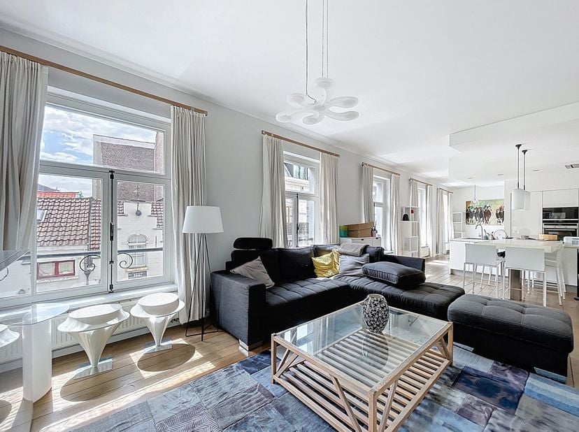 Gelegen in de Ilot Sacré, op twee stappen van de Muntplein, bevindt dit ruime en lichte volledig gemeubileerde appartement van 114 m² zich op de 3e ve