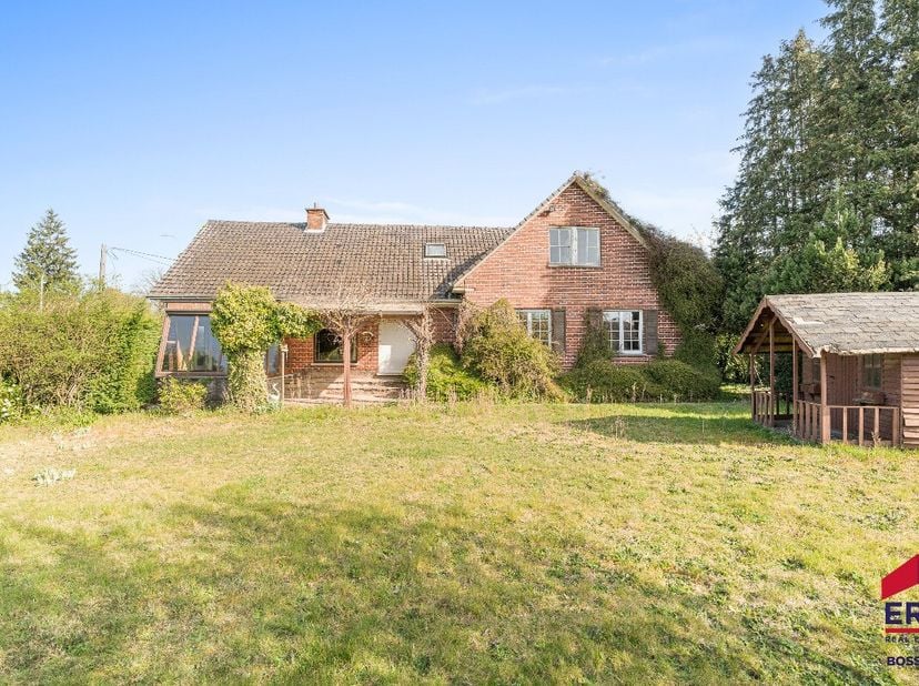 In het landelijke Kruisem, omringd door uitgestrekte velden en rustige vergezichten, bevindt zich deze te renoveren open bebouwing op een perceel van
