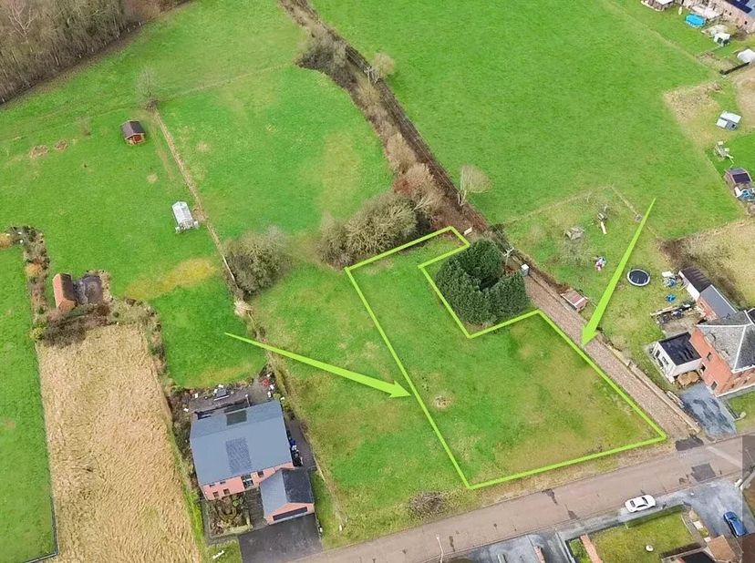 Situé dans un environnement rural paisible, belle parcelle de terrain à bâtir, idéale pour la construction dune maison 4 façades dans un quartier rési