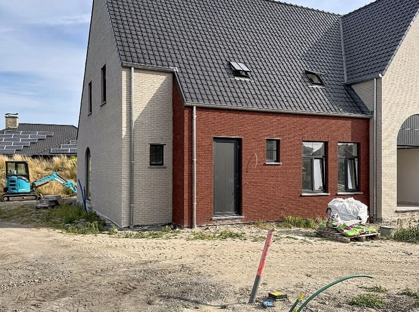 Deze nieuwbouwwoning bestaat uit: inkomhal - toilet - living - keuken - terras - tuin - wasplaats - berging - nachthal - 4 slaapkamers - badkamer - zo
