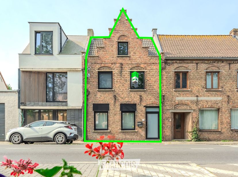 Deze ruime woning is gelegen in het landelijke Sint-Pieters-Kapelle, een rustige deelgemeente van Middelkerke. Hier geniet u dagelijks van een aangena