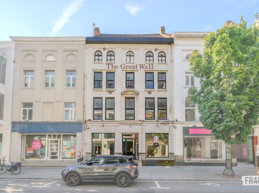 Dit uitzonderlijke renovatieproject biedt een unieke investeringsopportuniteit in het historische centrum van Kortrijk, op slechts enkele tientallen m