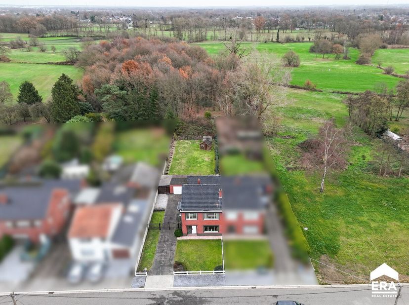 À vendre : agréable maison semi-ouverte située Rooierheidestraat à Diepenbeek, dans une rue calme au cadre verdoyant. Construite en 1967, cette habita