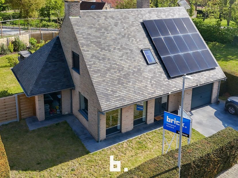 Deze sfeervolle villa op een perceel van maar liefst 649 m² is gelegen in een doodlopende zeer rustige straat. De villa beschikt op de begane vloer ov