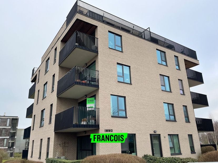Ce spacieux appartement de deux chambres est situé au premier étage de la résidence Espressivo à Wondelgem. Bien qu'il soit directement relié à la vil