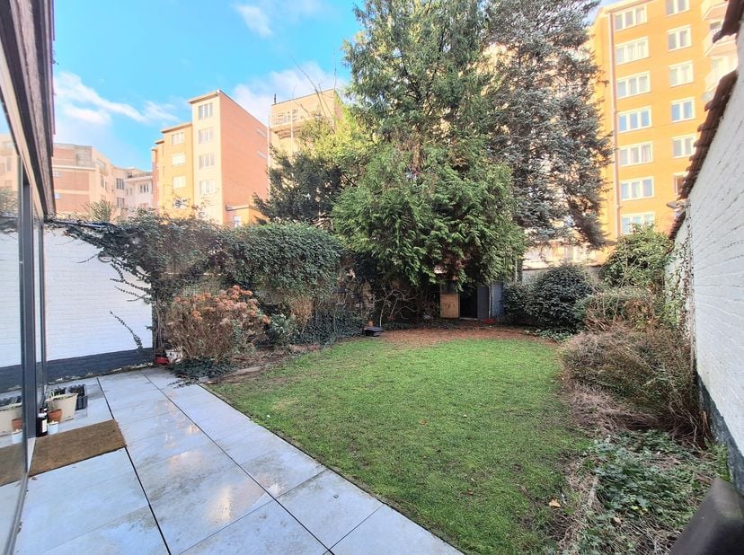 WOLUWE ST LAMBERT, op een steenworp afstand van metrostation Gribaumont, charmant appartement van 58 m², gelegen op de begane grond van een klein gebo