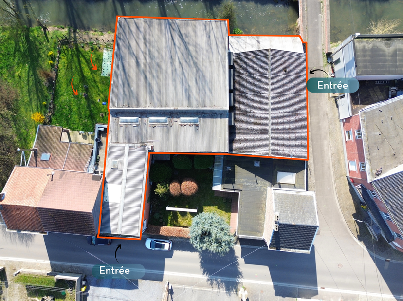 ENTREPOT de ±950m² sur 2 niveaux<br />
Rez-de-chaussée : ±550m²<br />
- Espace d'entreposage <br />
- 2 accès avec portes électriques<br />
1er étage