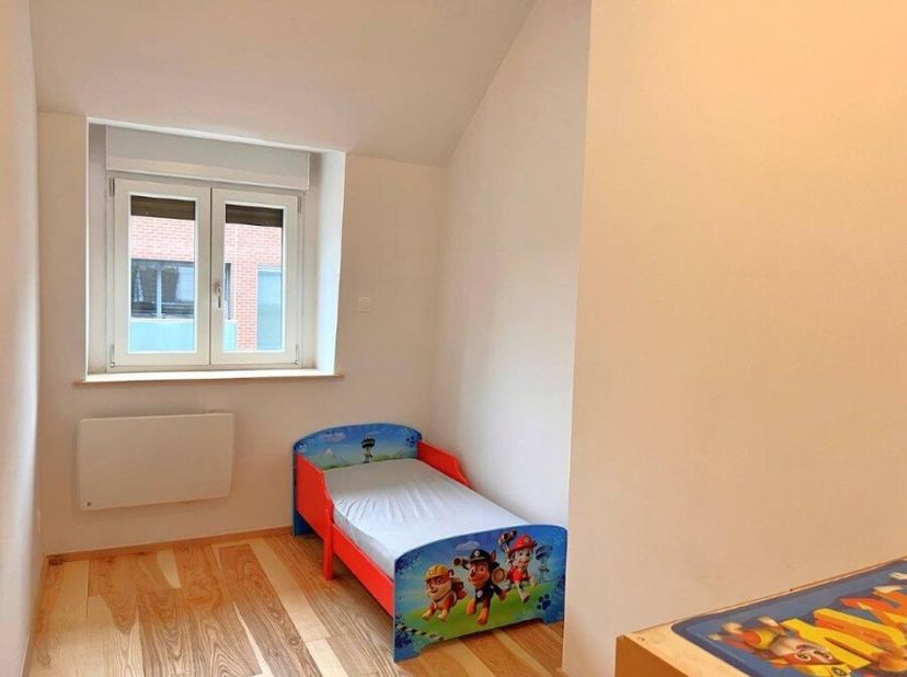 Deze ruime halfopen woning biedt een inkomhal, lichtrijke living, volledig uitgeruste keuken, badkamer en een slaapkamer op het gelijkvloers. Aansluit