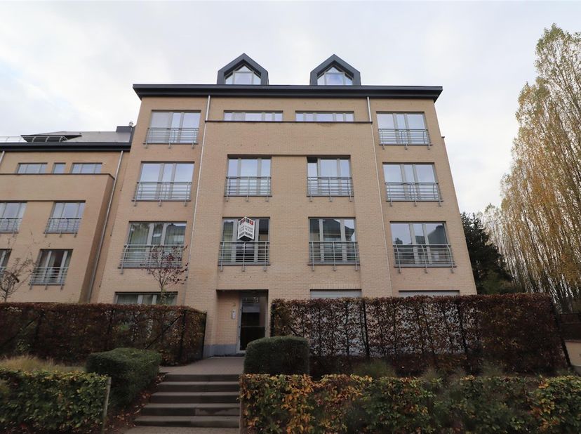 WOLUWE- SAINT- LAMBERT, &amp;agrave; proximit&amp;eacute; de la Place Dumon: bel APPARTEMENT (2ch/1sdb) de 107m&amp;sup2; avec terrasse et parking. Situ&amp;eacute; a