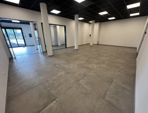                                         Commerce à louer à Courcelles, € 950
