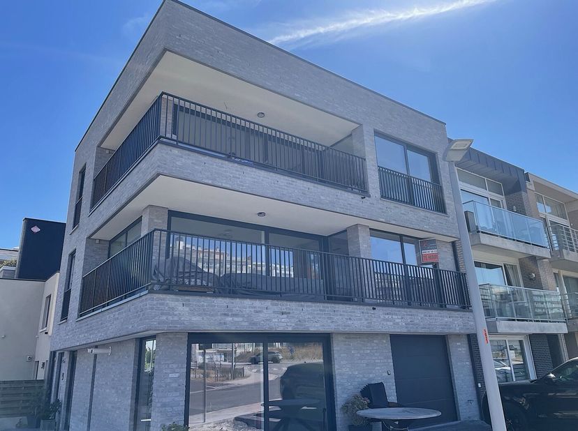 Dit moderne appartement in Wenduine biedt een ideaal wooncomfort met twee ruime slaapkamers en een stijlvolle badkamer. Het pand, gebouwd in 2026, com
