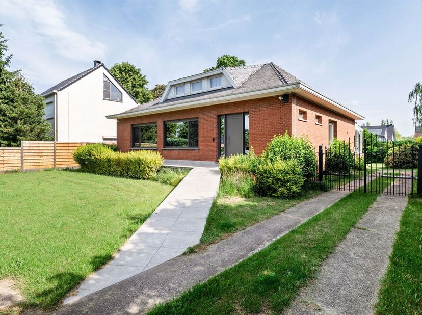 Omschrijving:<br />
Bij het betreden van de woning komt u terecht in een ruime inkomhal met gastentoilet en toegang tot de lift die verbinding geeft m