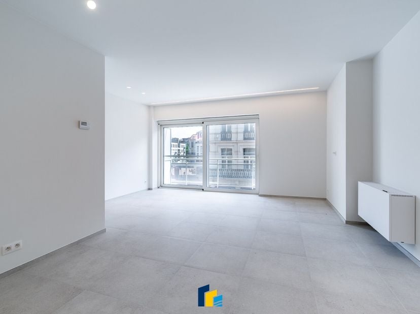 Bent u op zoek naar een modern appartement met 2 slaapkamers in het hart van Blankenberge? Dit appartement, volledig vernieuwd in 2026 met oog voor de