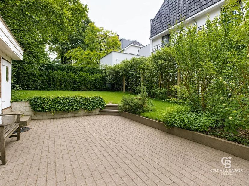 Au cur du quartier de Stalle, cette maison trois façades datant des années 1930 a fait l'objet d'une rénovation complète en 2026. Elle offre une super