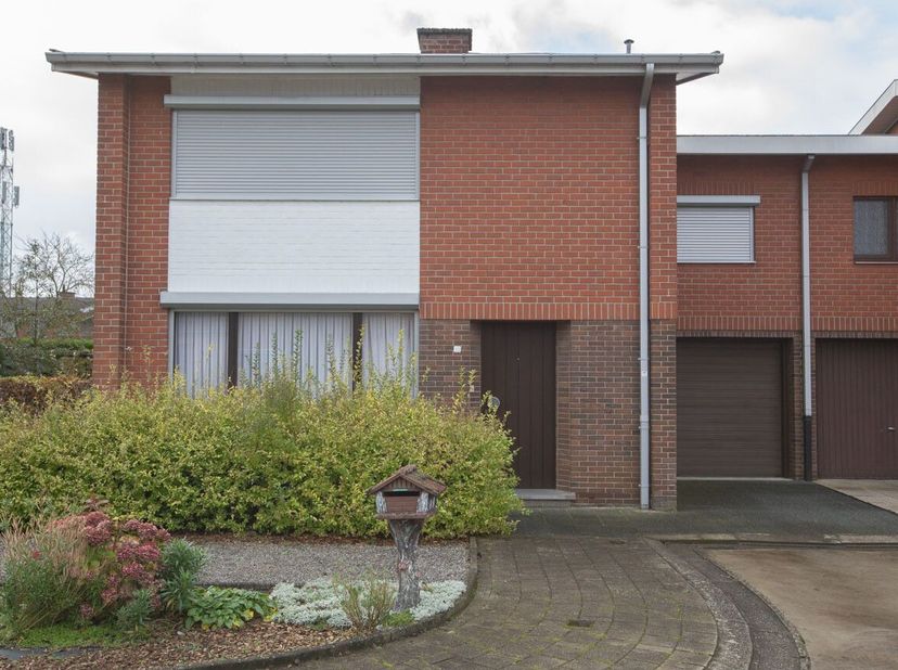 RUIME HALFOPEN WONING MET GARAGE EN TUIN -  <br />
TUINWIJK 33 - GELUVELD <br />
   <br />
Indeling: hal, wc, leefruimte, keuken;  <br />
1e verdiep: