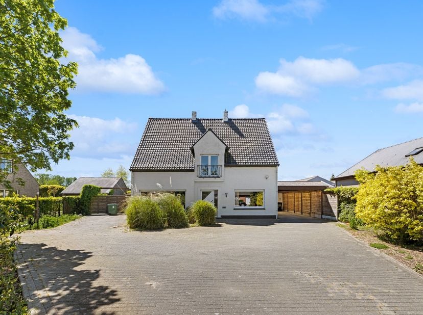 Wie op zoek is naar ruimte, karakter en mogelijkheden, voelt zich hier meteen thuis. Deze alleenstaande villa op een perceel van 2.345 m² combineert e