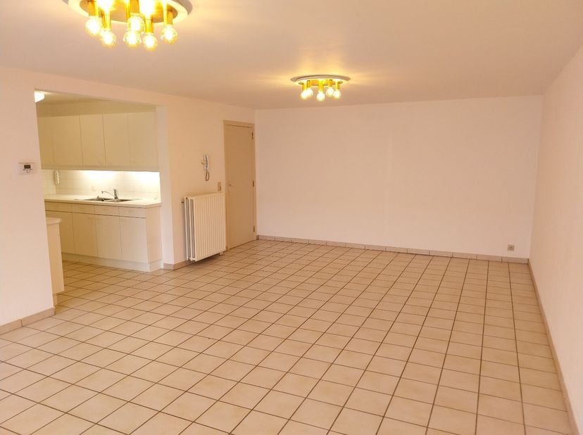 Mooi instapklaar appartement 1°Verdieping midden achter gelegen in het centrum.   Bestaande uit hall, apart toilet, living met open keuken (kasten, du