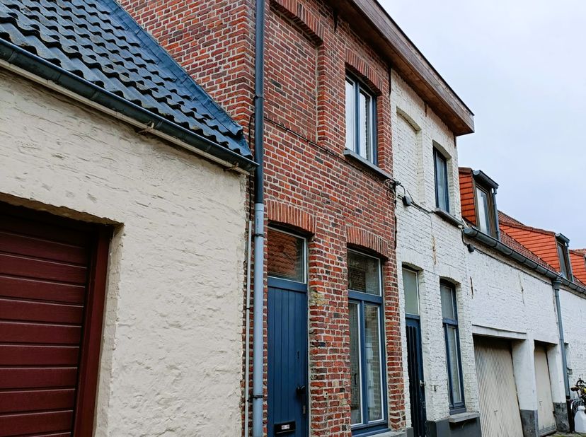 In een doodlopend straatje, op wandelafstand van ’t Zand en de groene Stadvesten, vind je dit gezellige huisje.<br />
<br />
Het huisje verkeert in ee