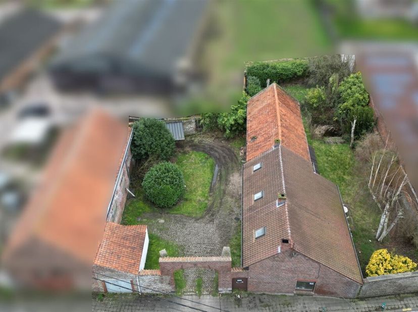 Aantrekkelijke boerderij met 4 voorgevels gelegen in het hart van het dorp Wiers op +/- 9 are 91 centiares.<br />
Deze te moderniseren woning met een