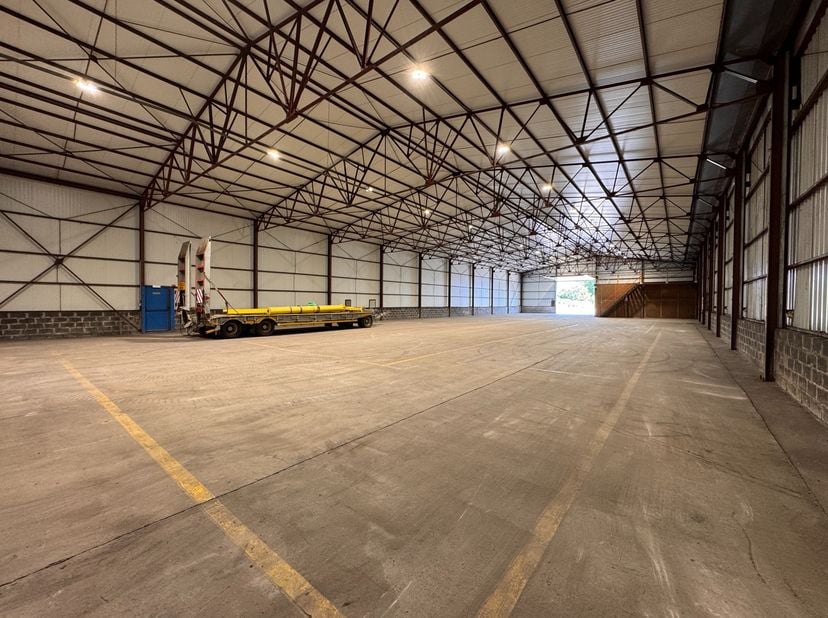 Langs de vlot bereikbare Torhoutsesteenweg in Zedelgem bevindt zich deze magazijnruimte van +/- 1.000 m²&amp;nbsp;met een praktische mezzanine van +/- 85
