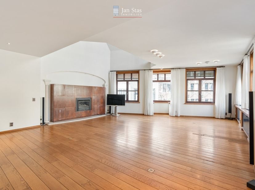 Vanafprijs : €495.000<br />
Uniek dakappartement in het centrum van Tienen, met uitzicht op de Grote Markt&amp;nbsp;en maar liefst 299 m² bewoonbare opper