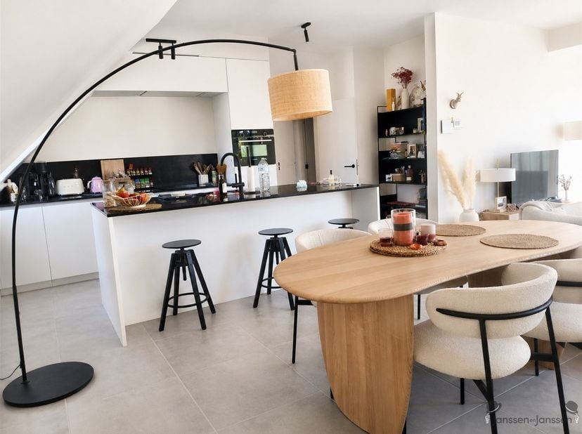 Te huur Nieuw dakappartement met 2 slaapkamers, terras en staanplaats in Gelrode<br />
In het groene en landelijke Gelrode bevindt zich dit ruime, mo